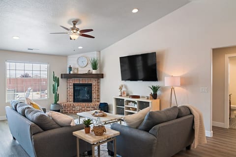 Stunning 5BR Oasis • Hot Tub • Casita • Hurricane