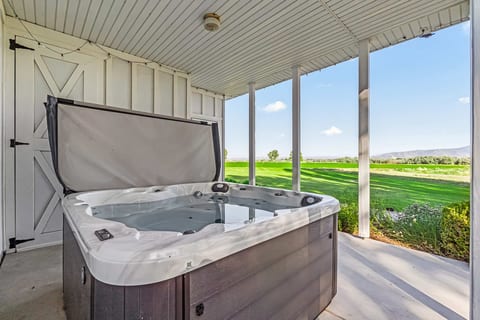 Spacious 6BR Haven - Game Room - Hot Tub Sleep 28+