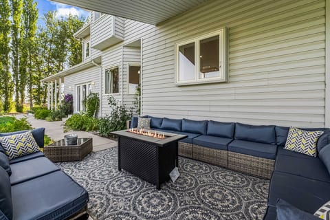 Spacious 6BR Haven - Game Room - Hot Tub Sleep 28+