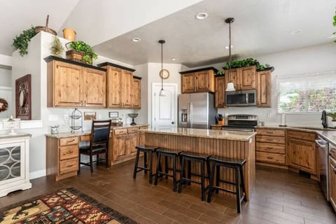 Spacious Retreat for over 32 Parking, Horse Stalls