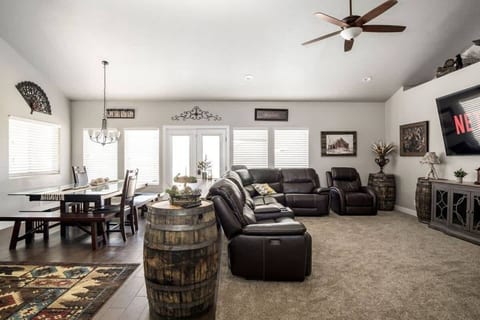 Spacious Retreat for over 32 Parking, Horse Stalls