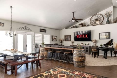 Spacious Retreat for over 32 Parking, Horse Stalls