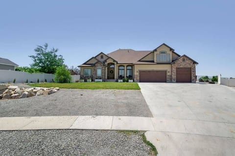 Spacious Retreat for over 32 Parking, Horse Stalls