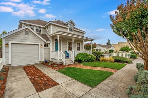 Heart of Sonoma Plaza: Cheerful, Sunny 1877 Victorian