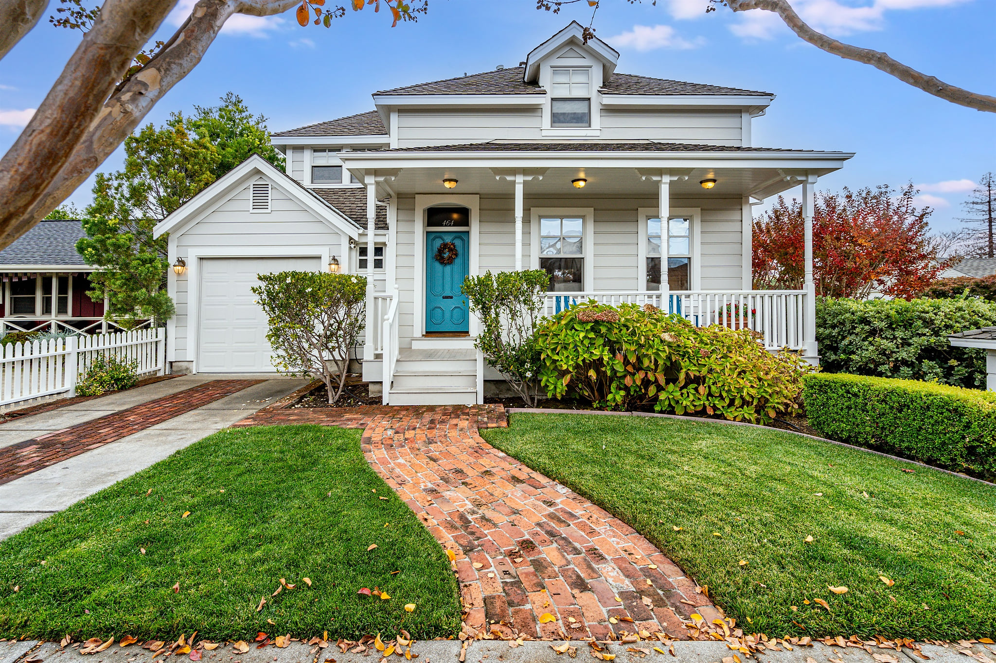 Heart of Sonoma Plaza: Cheerful, Sunny 1877 Victorian