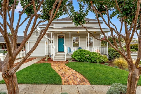 Heart of Sonoma Plaza: Cheerful, Sunny 1877 Victorian