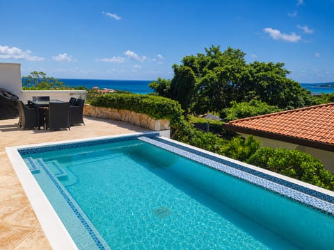 Villa Lazurena • Luxury Golf & Beach Rental Roatan