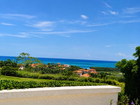 Villa Lazurena • Luxury Golf & Beach Rental Roatan