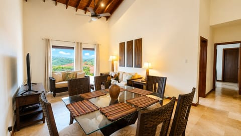 Villa Lazurena • Luxury Golf & Beach Rental Roatan