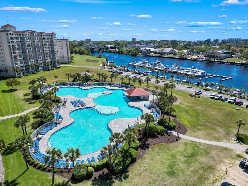 Large 3 bedroom|Free Beach Shuttle | 2 Pools| Golf image 1