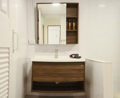 CHINA TOWN 2BR Charming Duplex style+KING bed size image 8