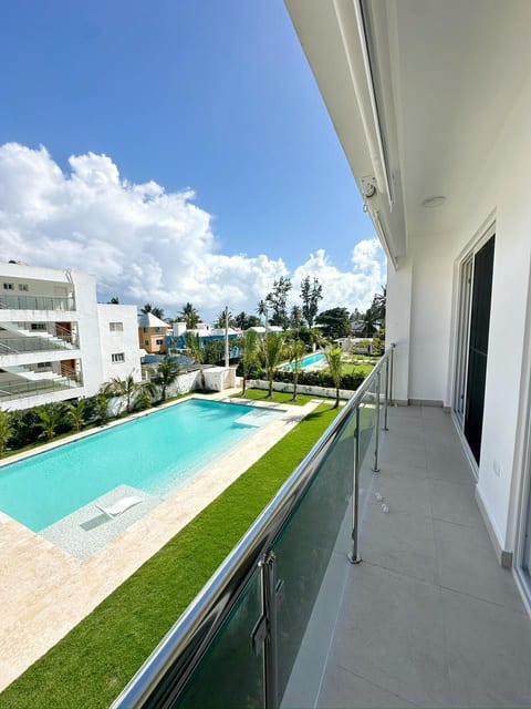 Modern Apartment: Steps to Beach & Pool C9