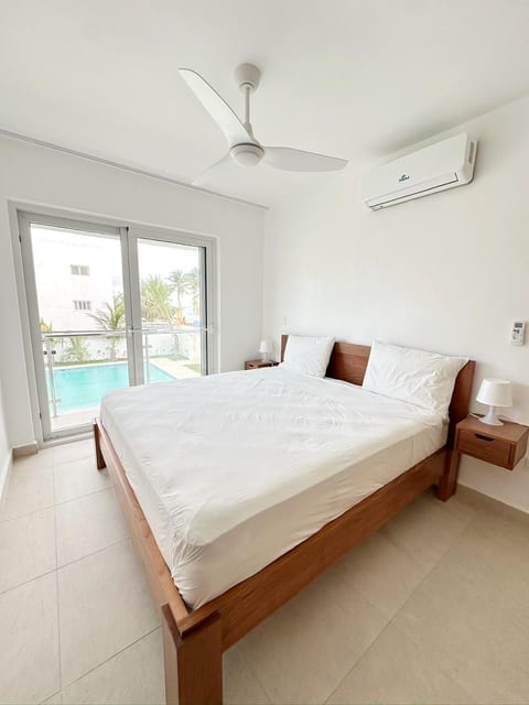 Modern Poolside Apt I Beach & Town C7