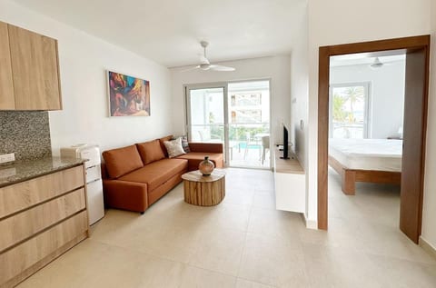 Modern Poolside Apt I Beach & Town C7