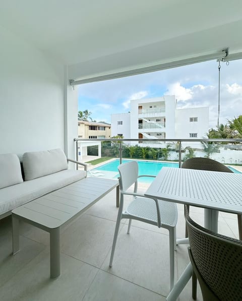 Modern Poolside Apt I Beach & Town C7