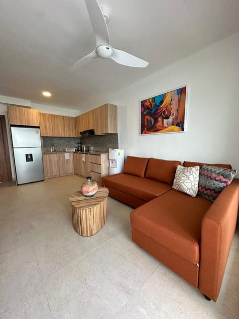 Modern Poolside Apt I Beach & Town C7