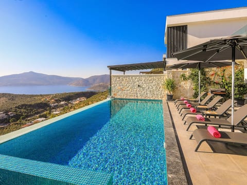 Moderne Luxusvilla in Kalkan mit Meerblick