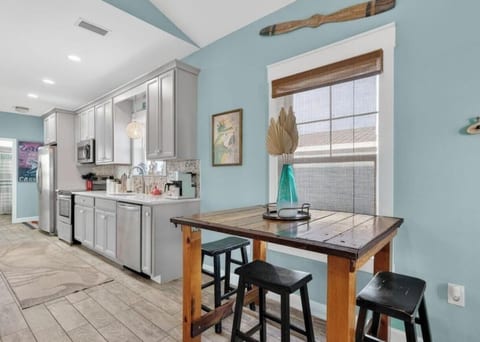 Chasing Ray's 2-bedroom, 2-Bath cottage in beautiful Mexico Beach with AC