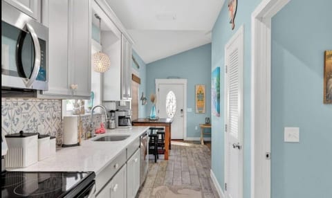 Chasing Ray's 2-bedroom, 2-Bath cottage in beautiful Mexico Beach with AC