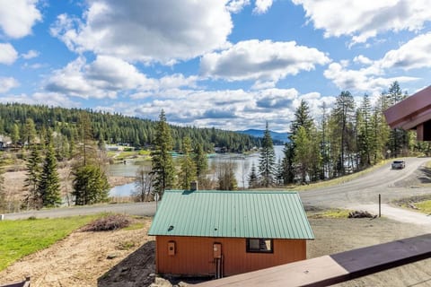 Lovely 4-bedroom house near Lake Coeur d'Alene!