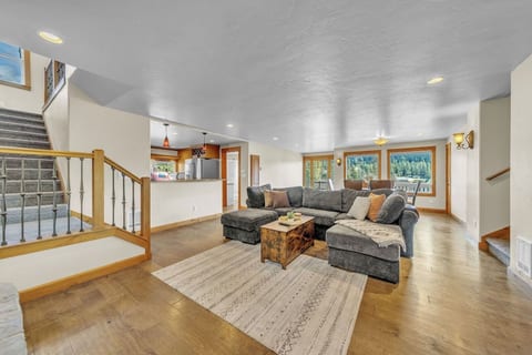 Lovely 4-bedroom house near Lake Coeur d'Alene!