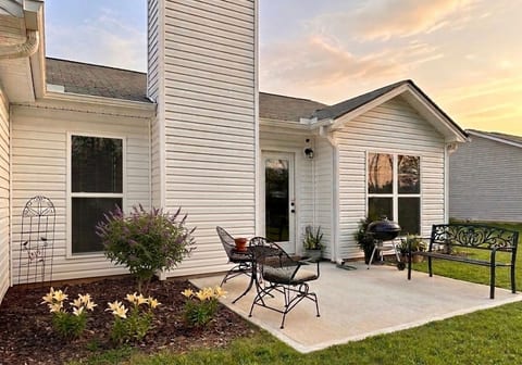 Grill, bench, table & chairs are all for your use!