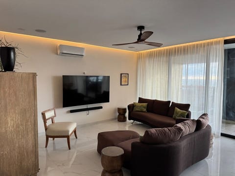 Fabulous Penthouse with Ocean & Mountain Views image 18
