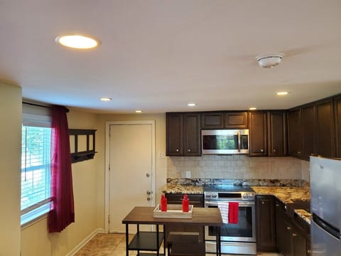 Adorable guest house in heart of Lumberton uptown. image 3