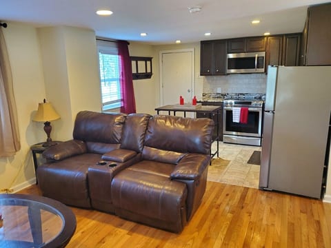 Adorable guest house in heart of Lumberton uptown. image 4