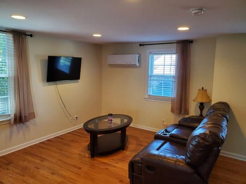 Adorable guest house in heart of Lumberton uptown. image 5