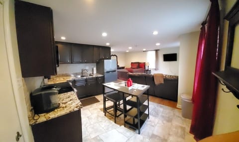 Adorable guest house in heart of Lumberton uptown. image 2