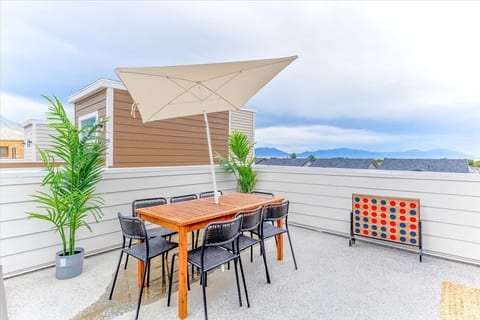 Modern 4BR Home, Rooftop Patio, Mountain Views