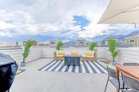 Modern 4BR Home, Rooftop Patio, Mountain Views