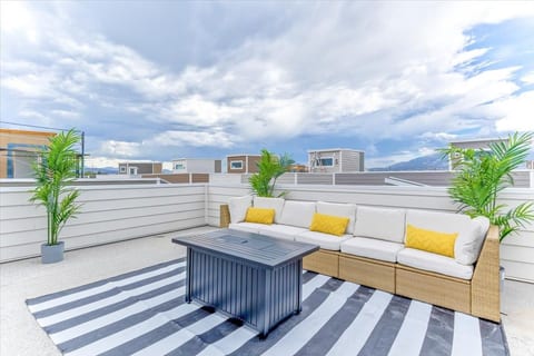 Modern 4BR Home, Rooftop Patio, Mountain Views