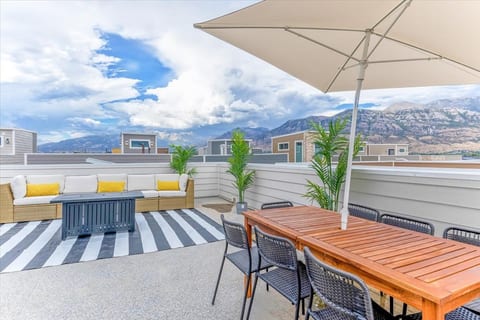 Modern 4BR Home, Rooftop Patio, Mountain Views