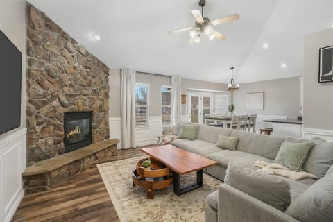Spacious 6BR Entertainment Dream Home Sleeps 20