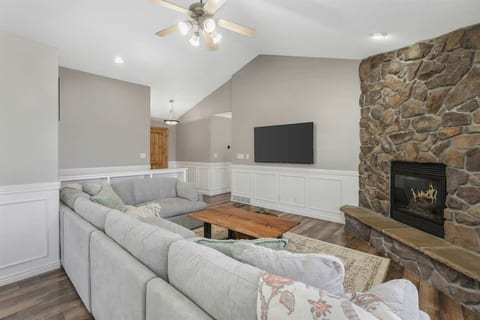 Spacious 6BR Entertainment Dream Home Sleeps 20