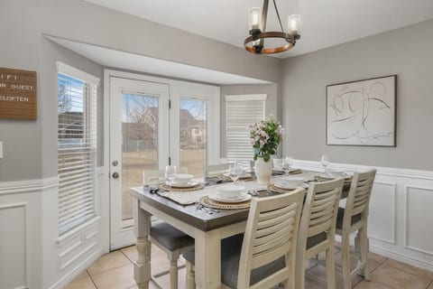 Spacious 6BR Entertainment Dream Home Sleeps 20