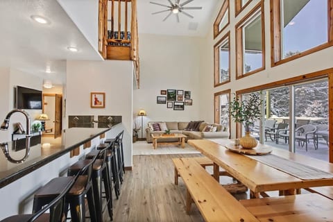 Lake House In Cascade w/ Hot Tub