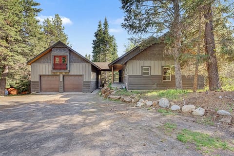 Magic 5BR Cabin • Hot Tub • Game Room • McCall