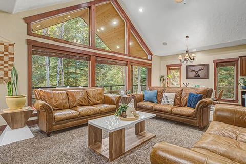 Magic 5BR Cabin • Hot Tub • Game Room • McCall
