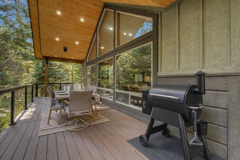 Magic Estate • Cabin + Suite • Hot Tub • Game Room