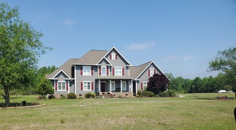 Beautiful estate oasis image 2