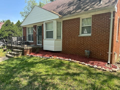 Cozy Bungalow image 1