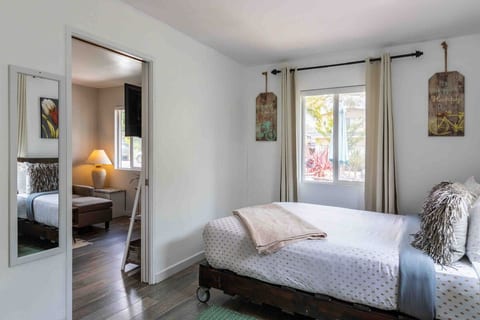 Petite Retreat, Steps to Good Eats+Easy Parking image 4
