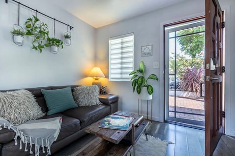 Petite Retreat, Steps to Good Eats+Easy Parking image 2