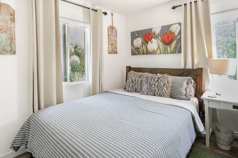 Petite Retreat, Steps to Good Eats+Easy Parking image 3