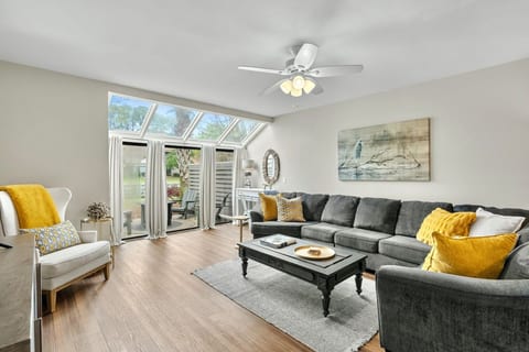 Resort Beachside • 2BR • Sleeps 6 image 3