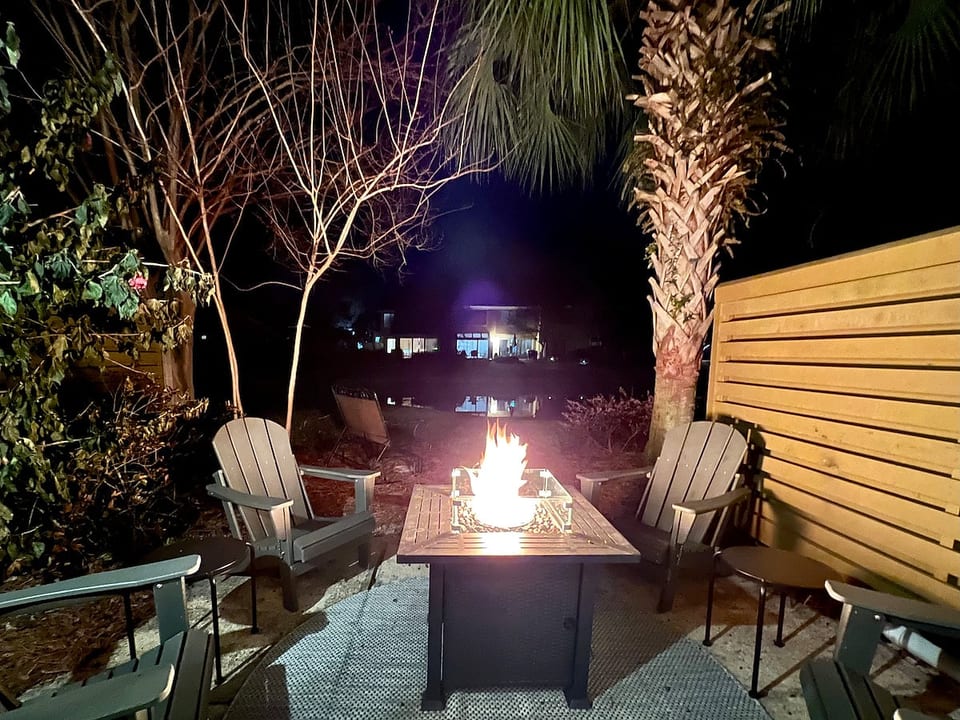 Resort Beachside • 2BR • Sleeps 6 image 1