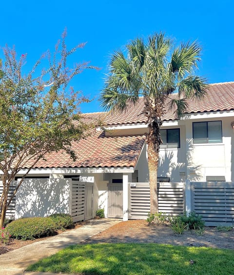 Resort Beachside • 2BR • Sleeps 6 image 4